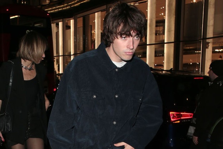 Gene Gallagher saindo de festa ontem - cara do pai jovem no início da trajetória do Oasis