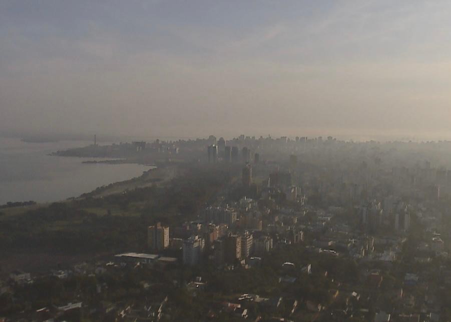 Entenda a diferença entre nevoeiro e névoa úmida, fenômenos que tomaram o céu de Porto Alegre nesta terça