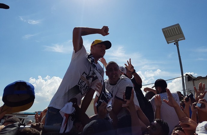 Luis Fabiano chega ao Rio (Foto: Felipe Schmidt/GloboEsporte.com)