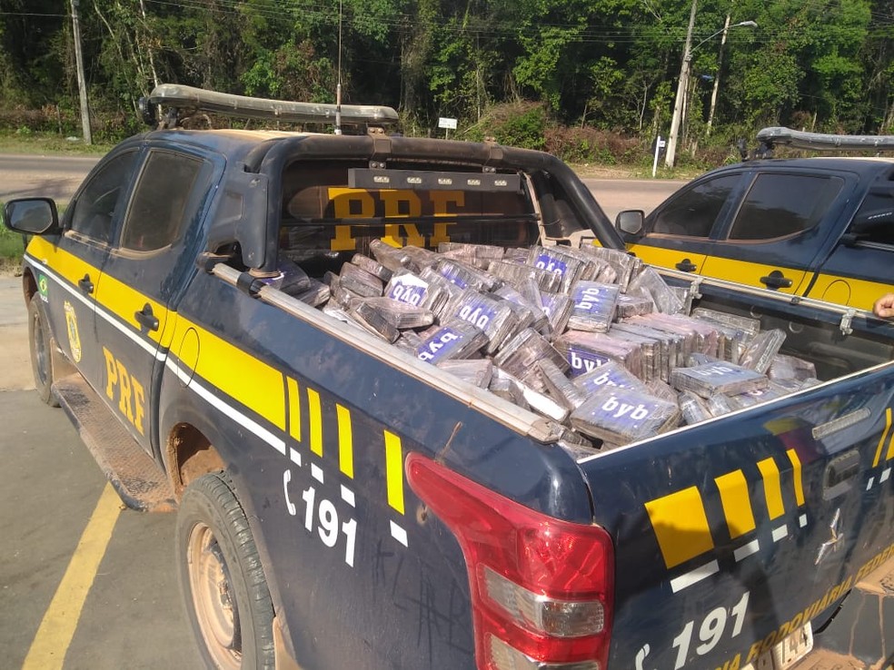Barras de cocaÃ­na apreendidas em caminhÃ£o baÃº que seguia de RurÃ³polis para Placas, no ParÃ¡, foram levadas para a delegacia da PRF em SantarÃ©m â€” Foto: JÃ©ssica Luz/G1