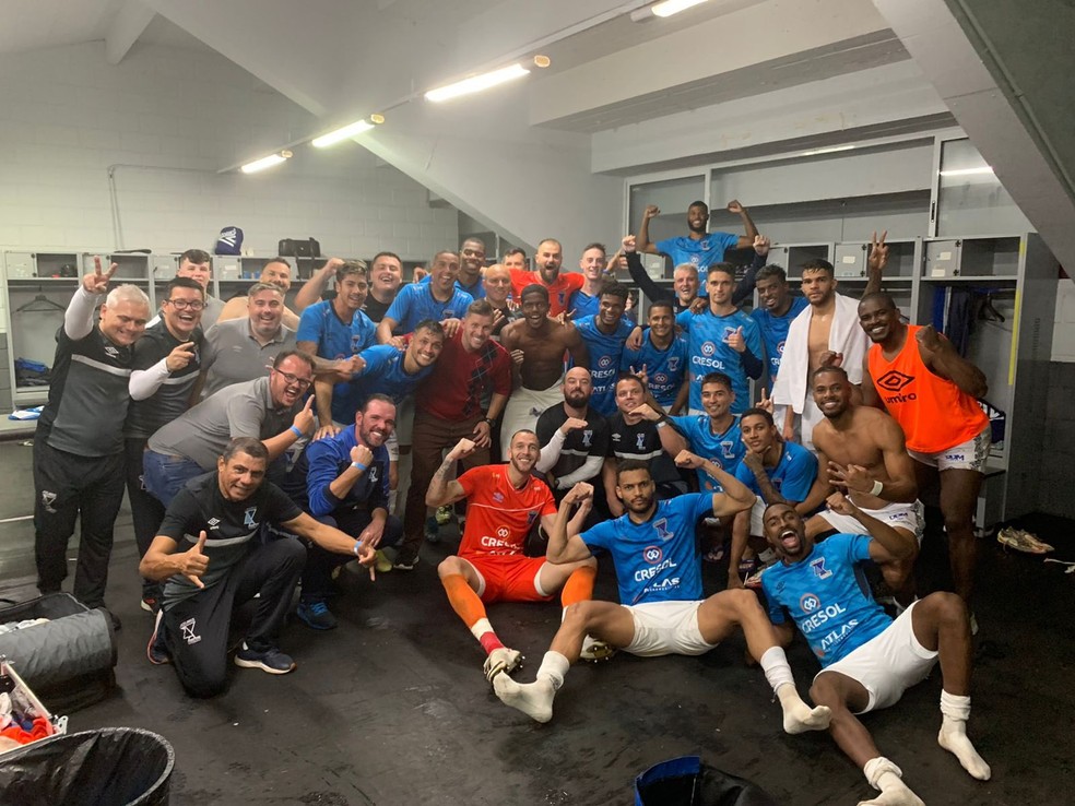 Time do Azuriz comemora após vitória sobre o Cascavel no Estadual — Foto: Divulgação/Azuriz