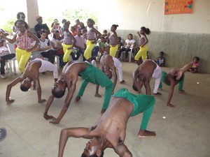 Jovens da coamunidade dançam para estudantes durante visita (Foto: Gustavo Almeida/G1)
