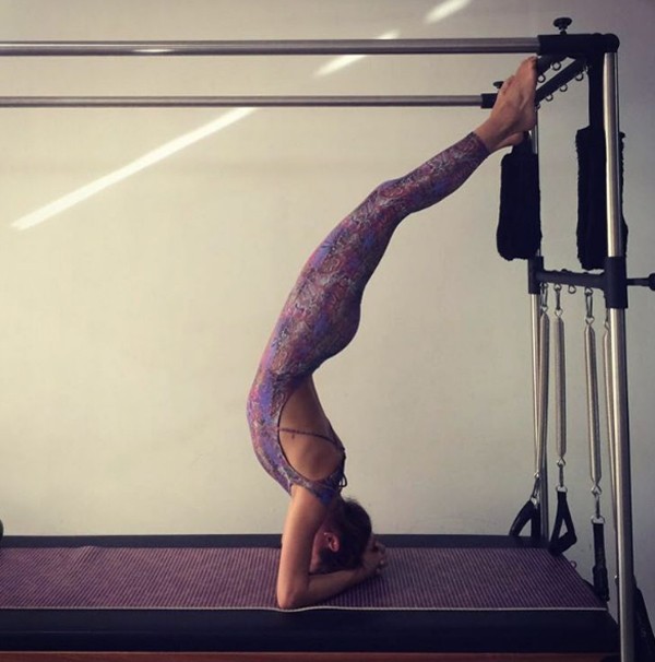 isis Valverde mostra flexibilidade (Foto: Reprodução / Instagram)