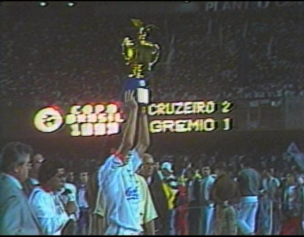 Primeiro título da Copa do Brasil do Cruzeiro foi em 1993; Paulo Roberto Costa ergueu a taça de campeão — Foto: Reprodução/TV Globo