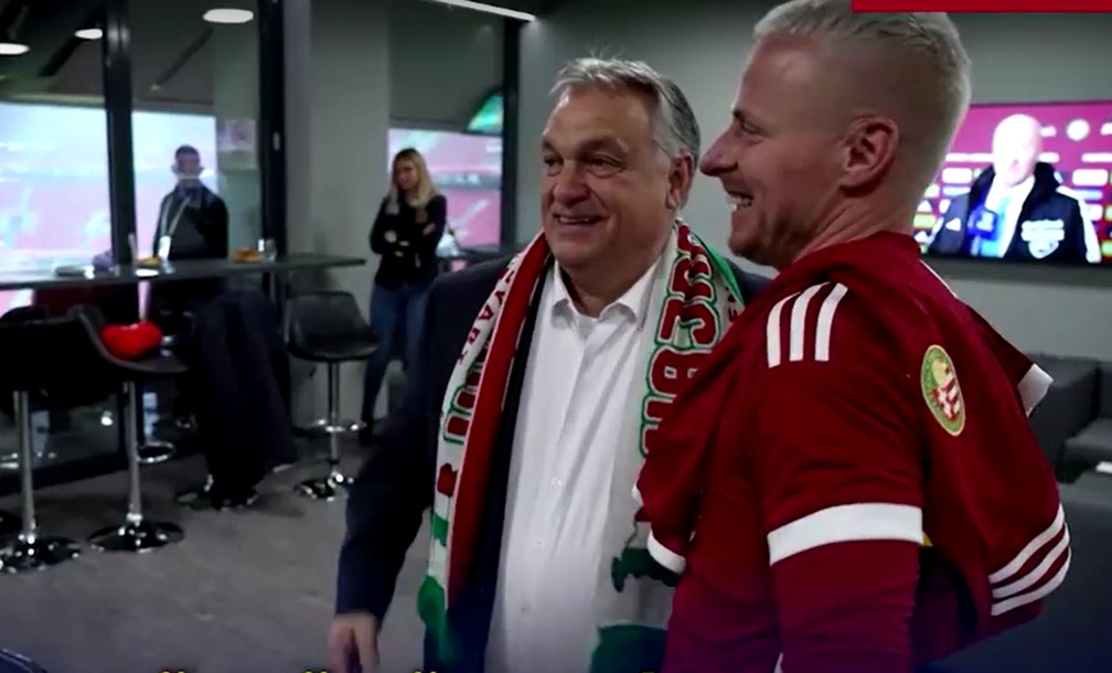 O primeiro-ministro da Hungria, Viktor Orbán, durante encontro com jogadores da seleção nacional na Copa, vestindo um cachecol com o desenho do mapa da 'Grande Hungria', em 22 de novembro de 2022. — Foto: Reuters