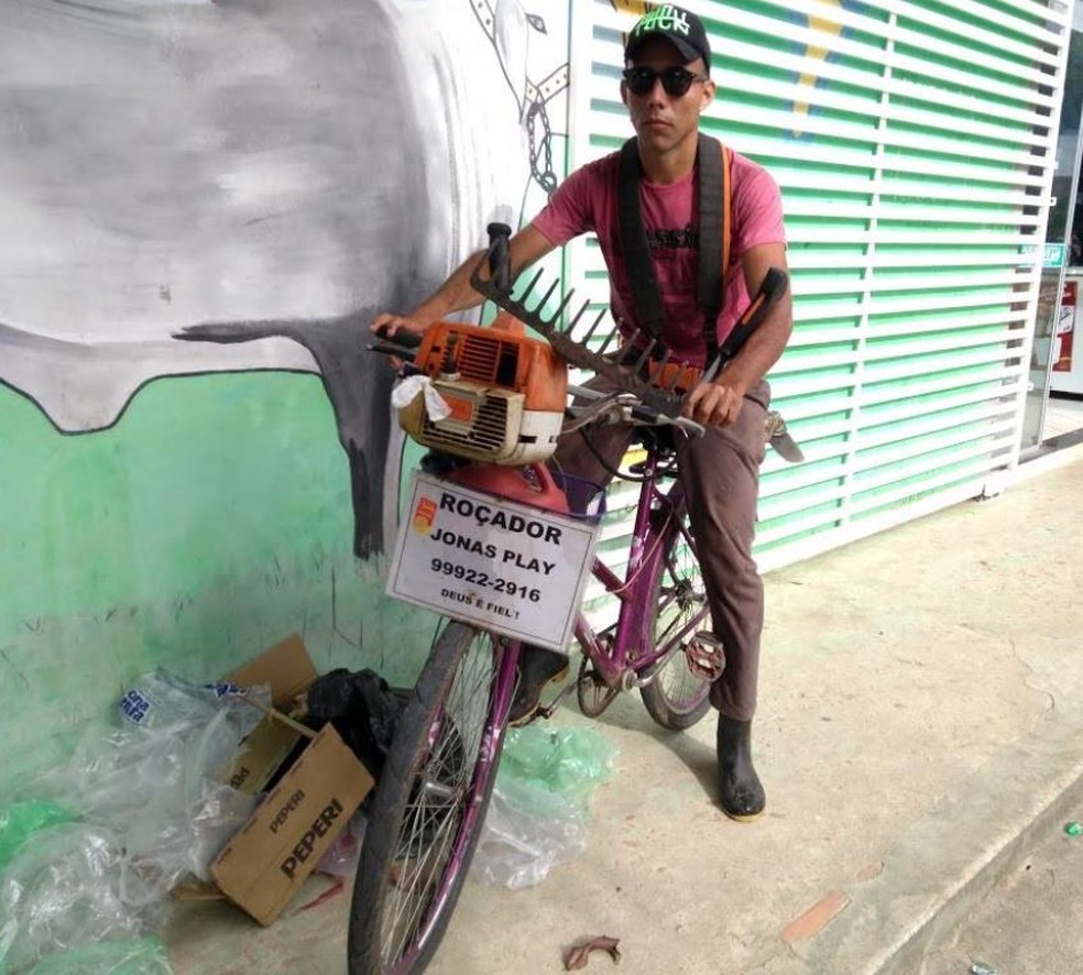 Na bicicleta, ele faz sua propaganda. Coloca o nome e telefone e roda a cidade no interior do Acre  (Foto: Anny Barbosa/G1)
