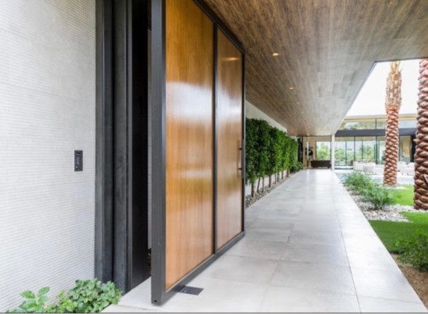 ENTRADA | Construída com uma grande abertura interna, o projeto de arquitetura permitiu uma total integração entre os espaços (Foto: Reprodução / Instagram)