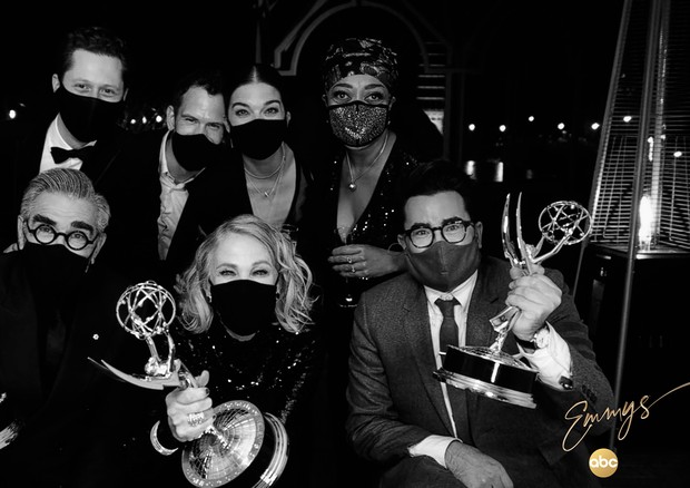 THE 72ND EMMY® AWARDS - Hosted by Jimmy Kimmel, the "72nd Emmy® Awards" will broadcast SUNDAY, SEPT. 20 (8:00 p.m. EDT/6:00 p.m. MDT/5:00 p.m. PDT), on ABC. (Frank Ockenfels/ABC via Getty Images)EUGENE LEVY, CATHERINE O'HARA, DAN LEVY, NOAH REID, ANDREW  (Foto: ABC via Getty Images)
