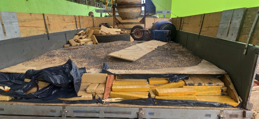 Camionete carregada com 1,3 tonelada de maconha é apreendida, em Ponta Porã (MS). — Foto: DOF/Divulgação