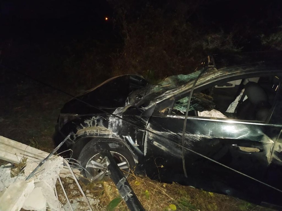 Carro ficou destruído com impacto do acidente na AL-220, em Girau do Ponciano — Foto: BPRv