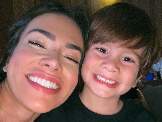 Adriana Sant'Anna com o filho, Rodrigo (Foto: Reprodução/Instagram)