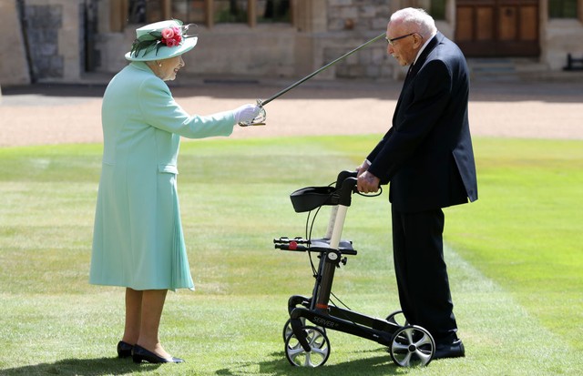 WINDSOR, ENGLAND - JULY 17: Queen Elizabeth II awards Captain Sir Thomas Moore with the insignia of Knight Bachelor at Windsor Castle on July 17, 2020 in Windsor, England. British World War II veteran Captain Tom Moore raised over £32 million for the NHS  (Foto: Getty Images)