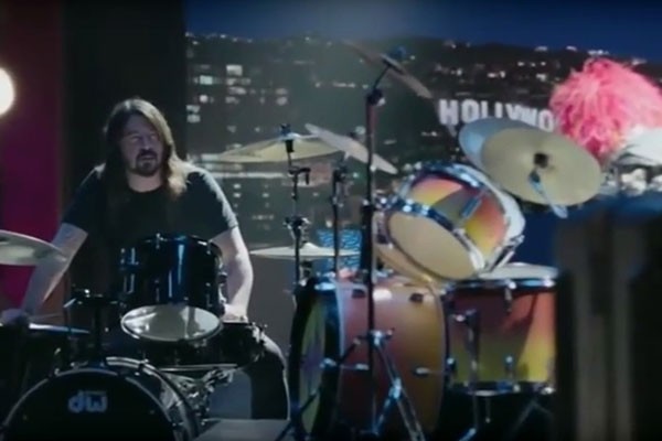 Dave Grohl e Animal se enfrentam na bateria (Foto: Reprodução Youtube)