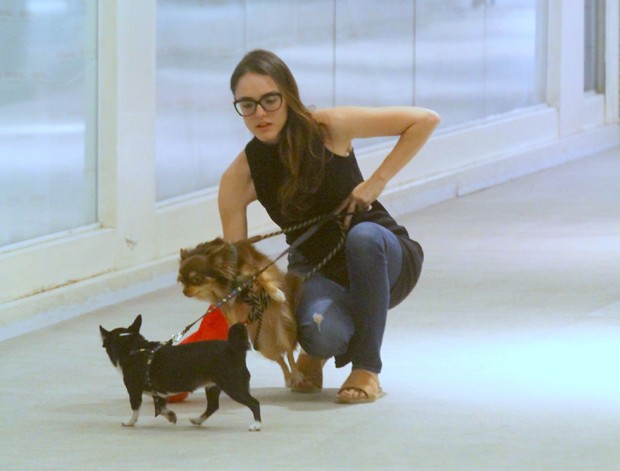 Isabelle Drummond leva seus cães para passear (Foto: AG News)