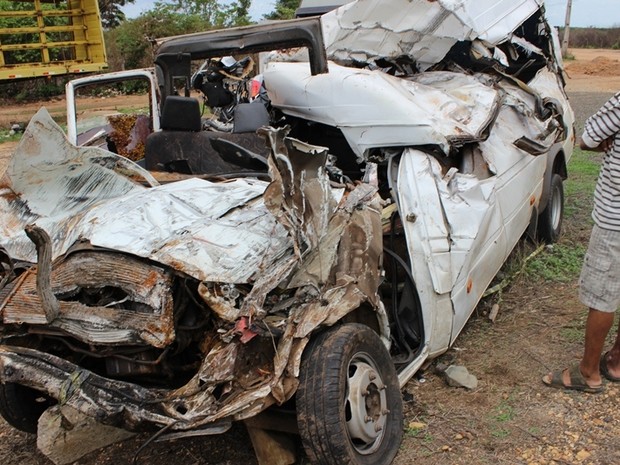 Acidente com caminhão e van deixa 10 mortos (Foto: Gil Oliveira / (G1))