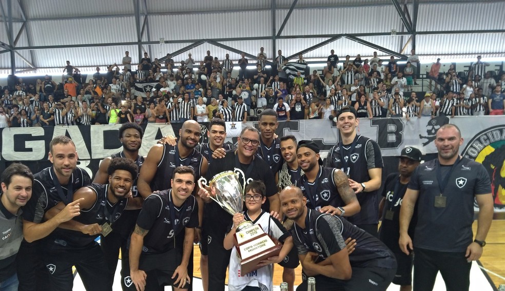 Time de basquete do Botafogo celebra título inédito da Sul-Americana em General Severiano — Foto: Reprodução/redes sociais