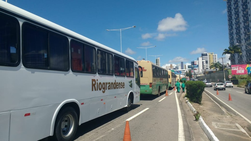 Ã”nibus fazem carreata na BR-101, em apoio a caminhoneiros que fazem protesto em todo o paÃ­s  (Foto: Igor JÃ¡come/G1)