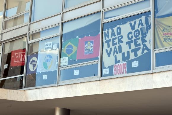 Faixas e cartazes contra o possível afastamento da presidenta Dilma Rousseff foram afixadas no Palácio do Planalto (Foto: Antonio Cruz/ Agência Brasil)