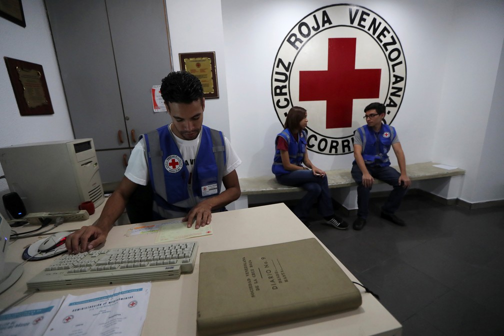 Trabalhadores da Cruz Vermelha venezuelana em Caracas, na Venezuela — Foto: Ivan Alvarado/Reuters