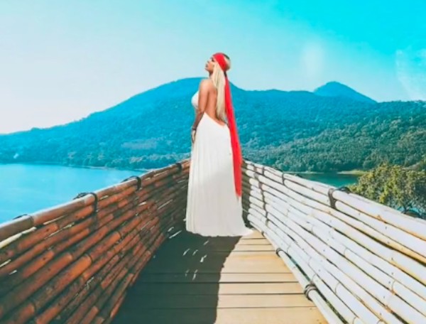 A cantora Aubrey ODay em registro de sua suposta viagem a Bali (Foto: Instagram)