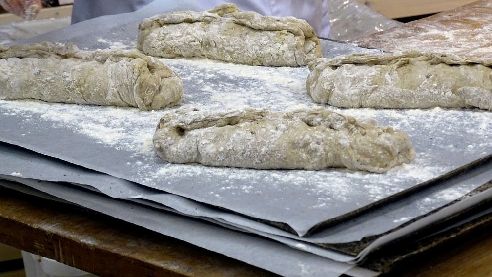 Pão feito de farinha de grilo é lançado na Finlândia (Foto: Attila Cser/Reuters)