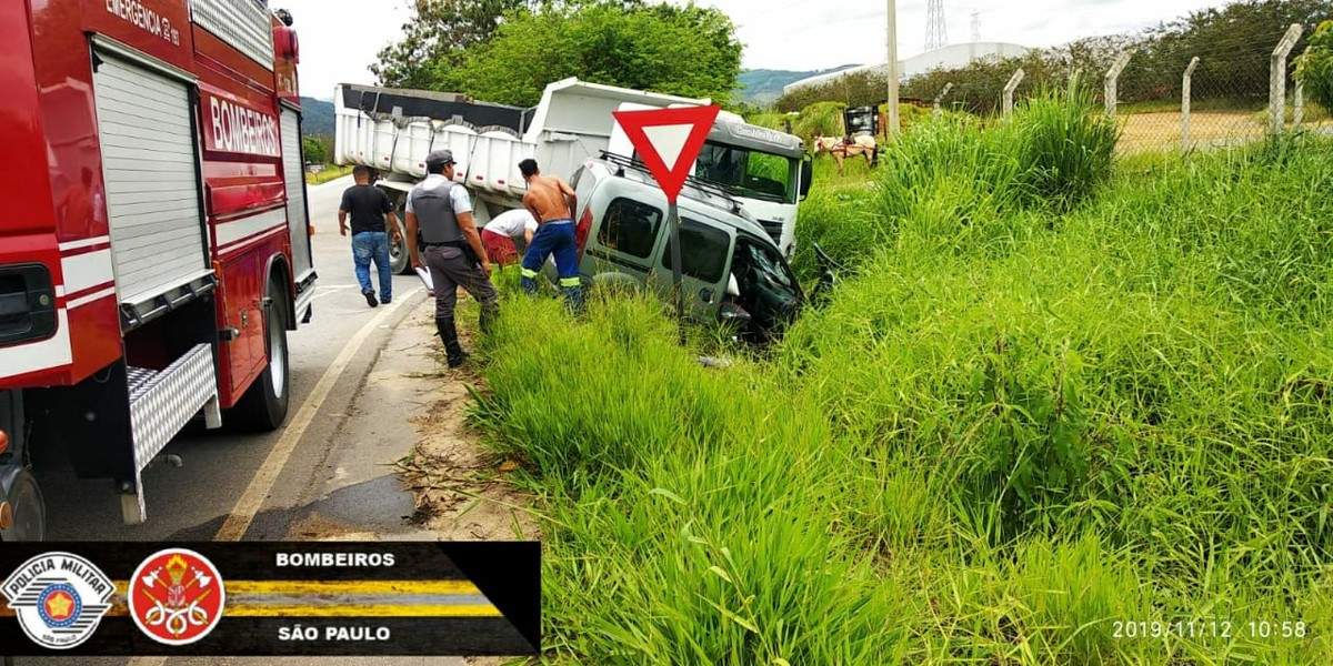 Caminhão e utilitário se envolvem em acidente em rodovia de Pindamonhangaba - G1