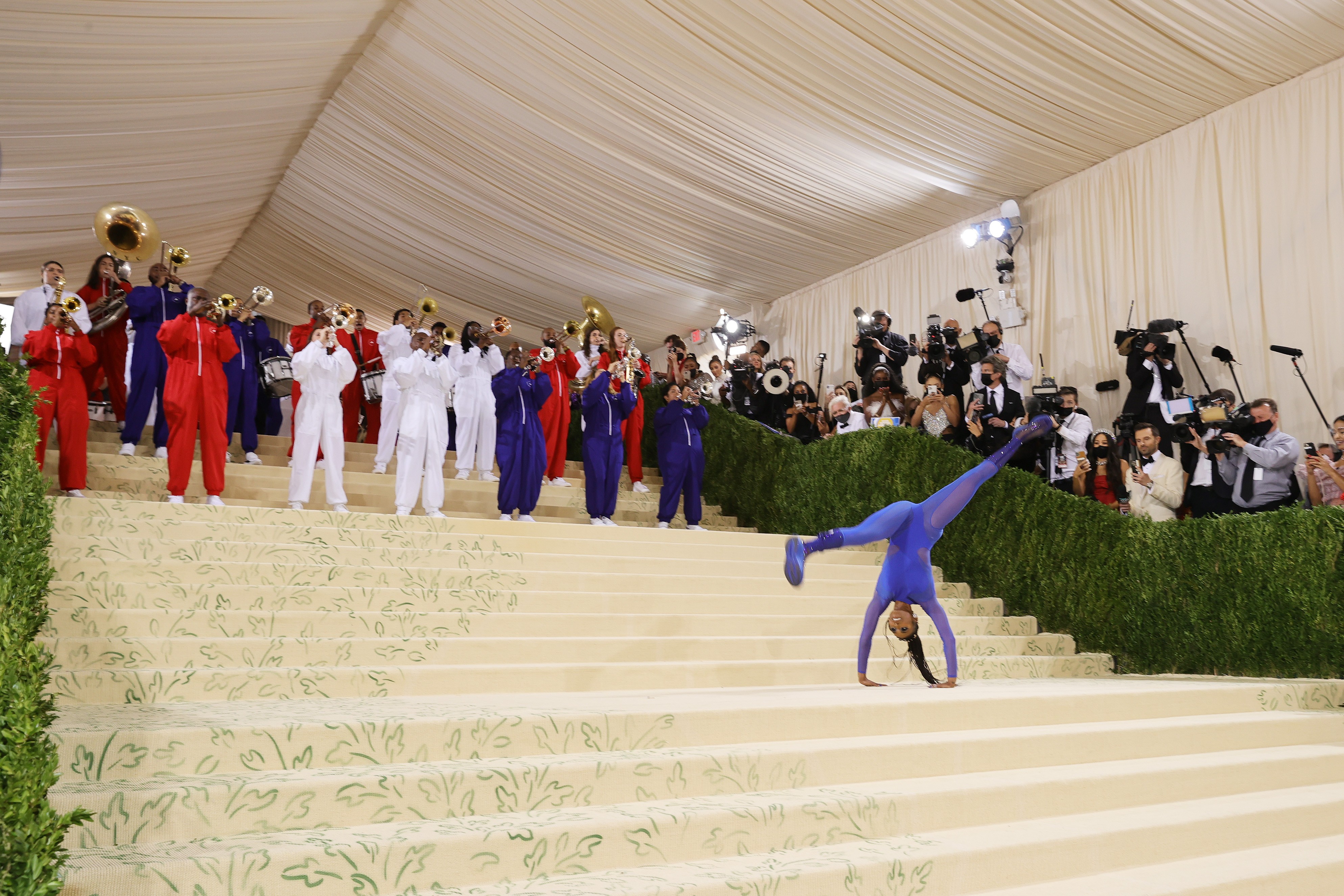 NEW YORK, NEW YORK - SEPTEMBER 13: Gymnast Nia Dennis attends The 2021 Met Gala Celebrating In America: A Lexicon Of Fashion at Metropolitan Museum of Art on September 13, 2021 in New York City. (Photo by Mike Coppola/Getty Images) (Foto: Getty Images)