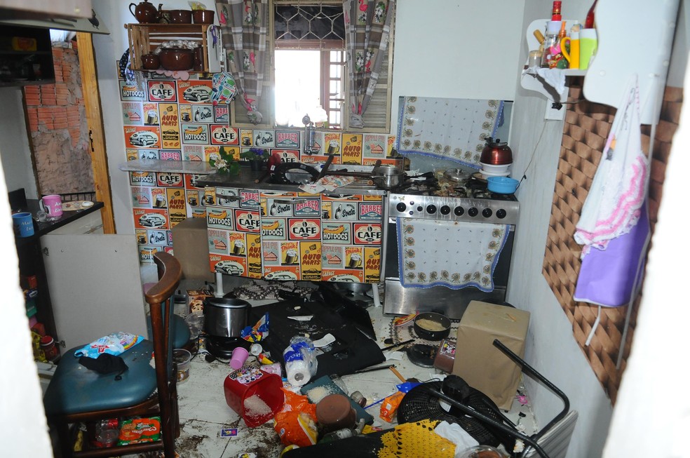Móveis e objetos diversos foram depredados na residência em que menino de 11 anos sofria tortura, em Campinas (SP) — Foto: Wagner Souza/Futura Press/Futura Press/Estadão Conteúdo