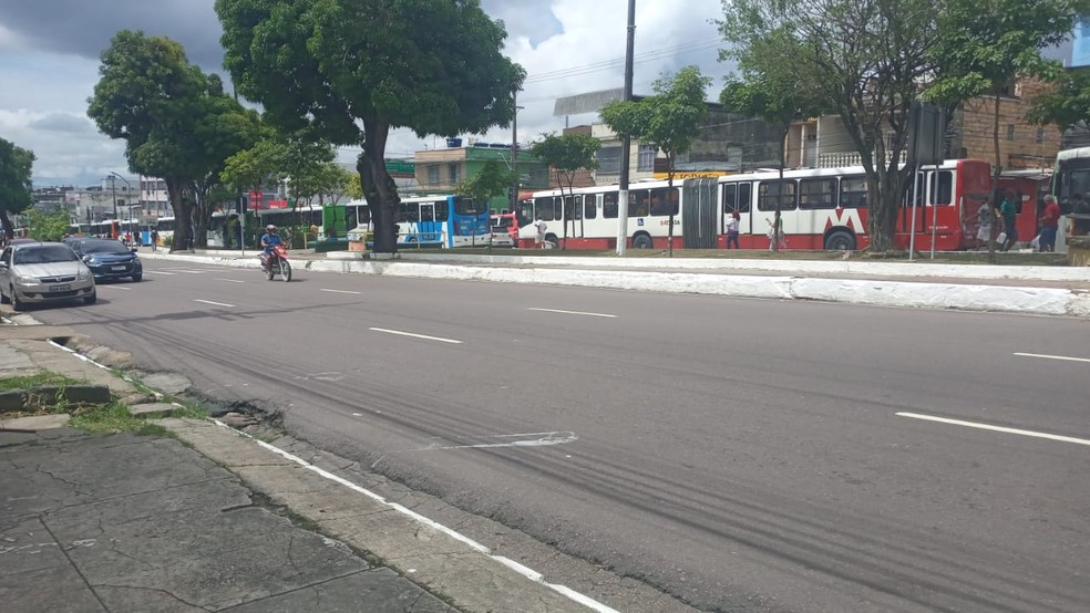 Paralisação de rodoviários na Avenida Constantino Nery, em Manaus — Foto: Dora Augustinho/Rede Amazônica 
