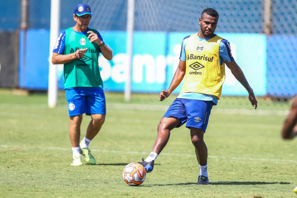 Victor Hugo Signorelli (E), auxiliar de Renato, comandar&aacute; o Gr&ecirc;mio em Pelotas &mdash; Foto: Lucas Uebel/Gr&ecirc;mio/Divulga&ccedil;&atilde;o