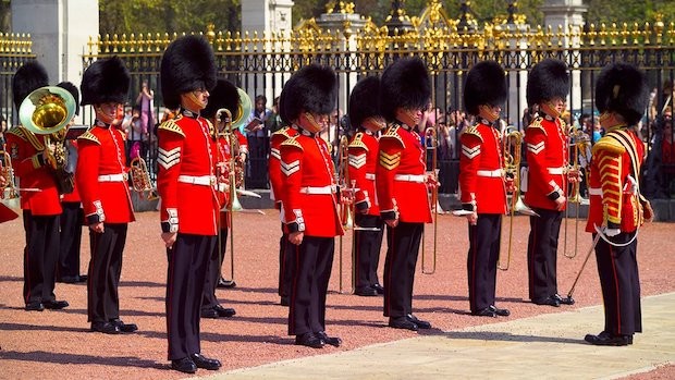 A troca de guarda que acontece em frente ao palácio de Buckingham é um dos eventos mais famosos do mundo (Foto: The Royal Collection Trust / Divulgação)