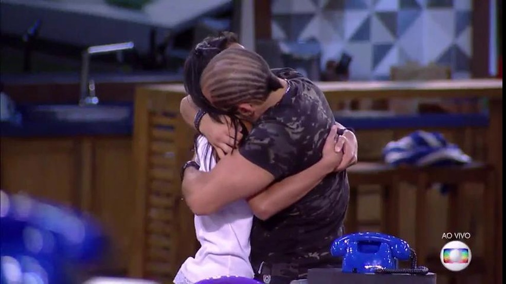 Momento fofo entre Gleici e Kaysar. Alguém emocionado? (Foto: TV Globo)