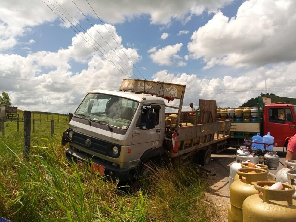 Caminhão que se chocou com o carro saiu da pista lançando a carga no asfalto — Foto: Divulgação / Corpo de Bombeiros