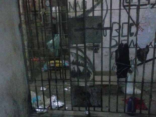 Detentos serraram grades, renderam o carcereiroe fugiram da delegacia (Foto: Divulgação/ Polícia Militar de Santa Helena)