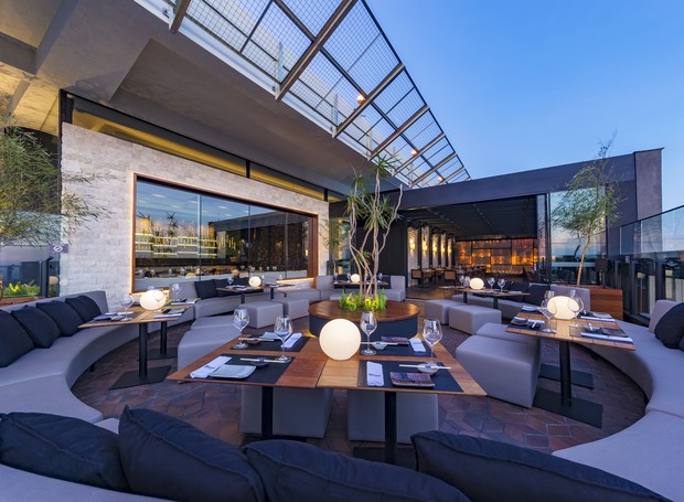 Segundo as arquitetas, o lado de fora é a parte mais concorrida do restaurante. Os sofás grandes criam uma atmosfera convidativa e ao mesmo tempo sofisticada  (Foto: R.R.Rufino/ Divulgação)