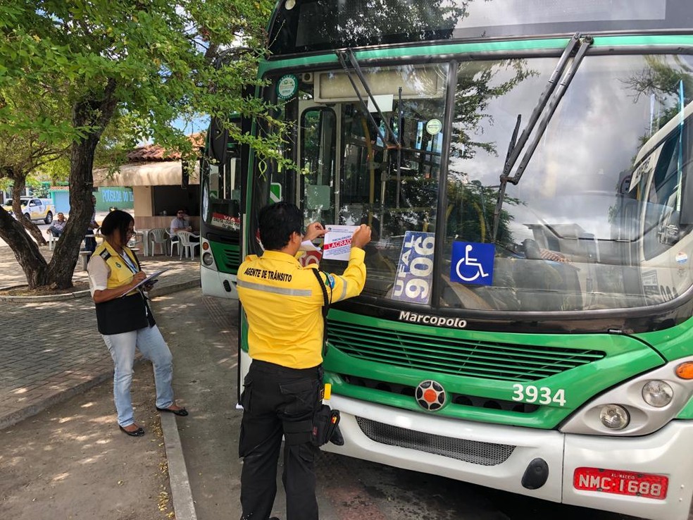 Veículos foram autuados pela "Operação Catraca Alta" nos terminais de ônibus de Maceió — Foto: Divulgação/SMTT