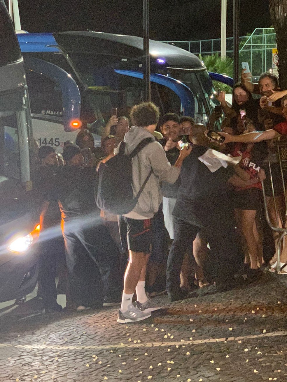 Pipocas no chão enquanto David Luiz, do Flamengo, dá atenção a torcedores — Foto: Eric Faria