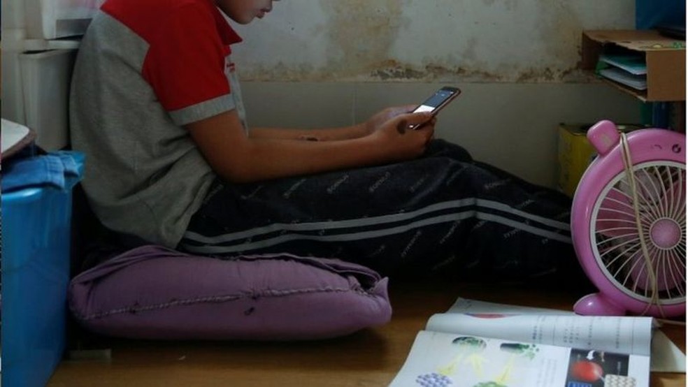 O WhatsApp foi uma ferramenta muito importante na educação na América Latina na pandemia — Foto: Reuters via BBC