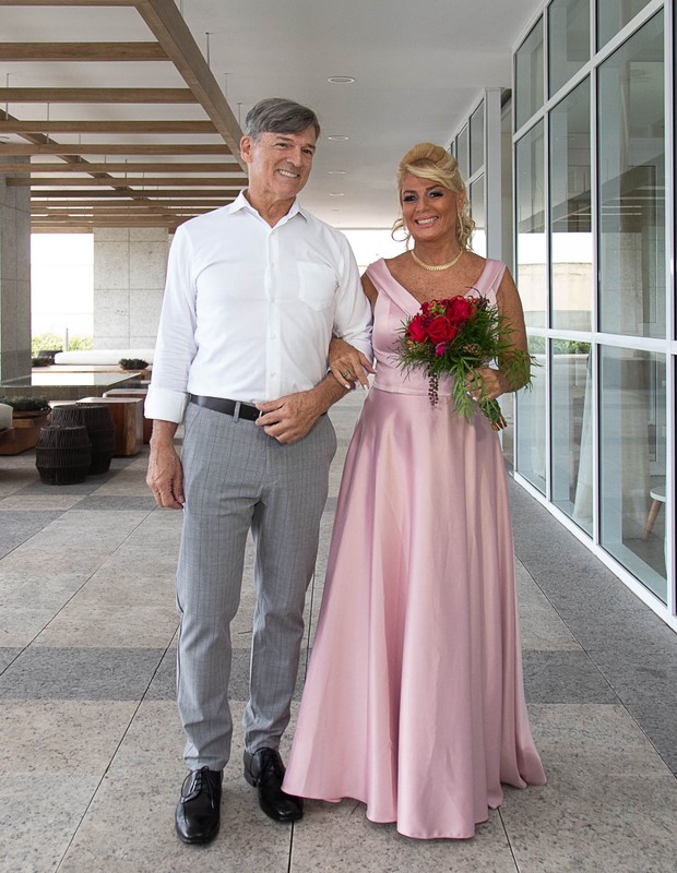 Cida Moraes, do BBB2, e o marido, o empresário Daniel Chinicz, renovam votos de casamento  (Foto: Beatriz Damy/AgNews)