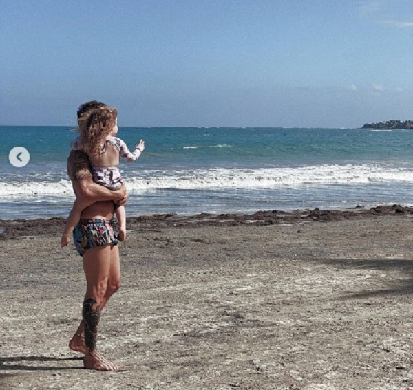 O cantor Ricky Martin com a filha em foto compartilhada pelo marido dele, o artista plástico sueco Jwan Yosef (Foto: Instagram)