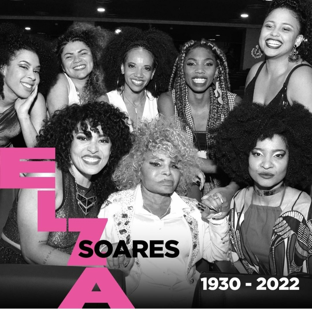 Elza Soares com o elenco do musical que leva seu nome, em 2018 (Foto: Reprodução / Instagram )