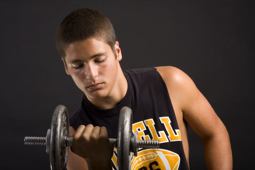 Adolescentes só devem fazer musculação a partir dos 14 anos — Foto: Istock Getty Images