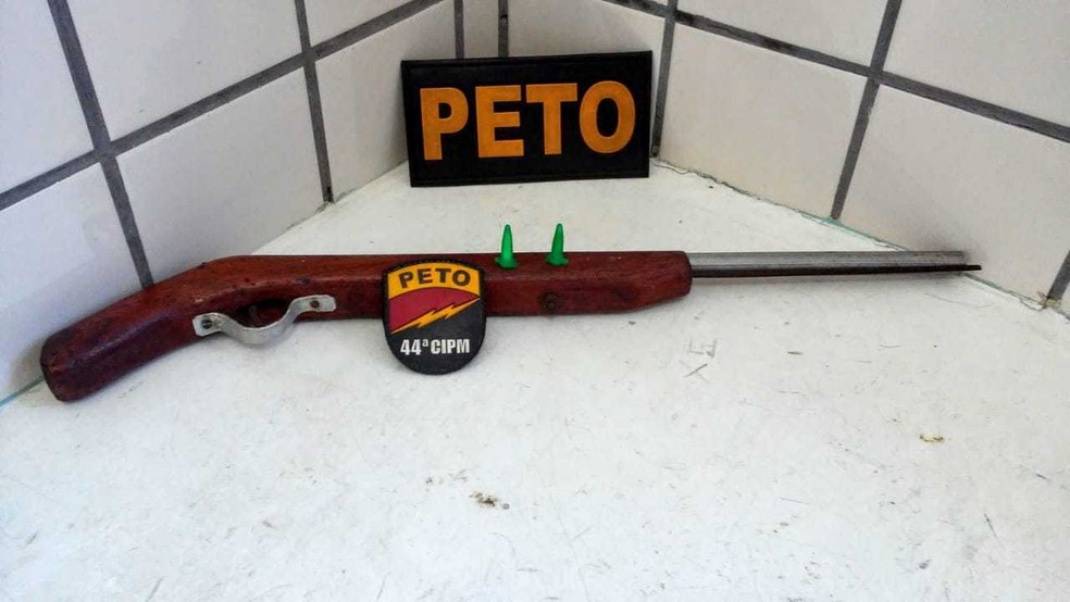 Espingarda utilizada pelo suspeito durante troca de tiros com a polÃ­cia foi apreendida â Foto: Cloves Neto/Liberdade News