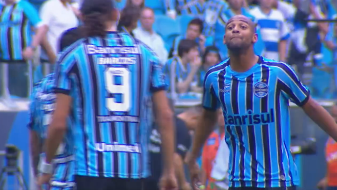 Fellipe Bastos e Barcos têm forte discussão antes do intervalo