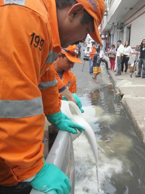 Cal ajuda a descontaminar a água, segundo a Prefeitura (Foto: Tácio Melo/Semcom)