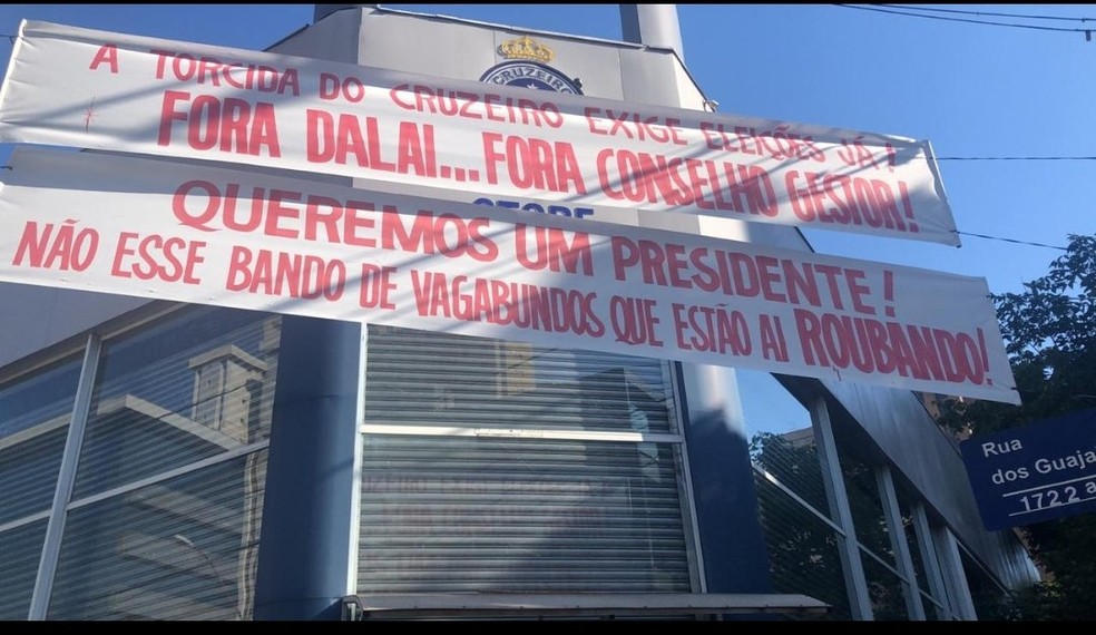 Faixas contra o presidente do Cruzeiro e conselho gestor — Foto: Reprodução