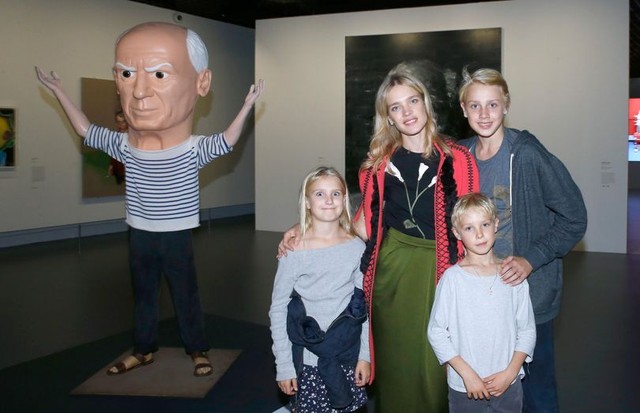Natalia Vodianova with her children Neva, Viktor and Lucas attend the 'Picasso Mania' Press Preview at the Grand Palais in Paris in October 2015. (Foto: Getty Images)