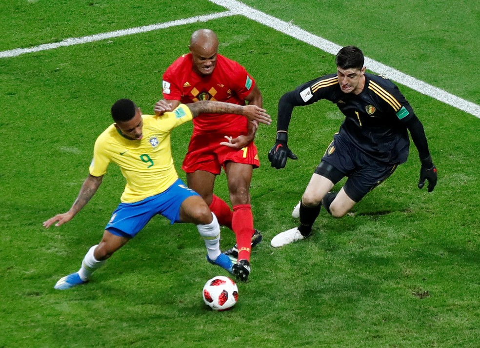 Gabriel Jesus disputa bola com Kompany, seu companheiro de Manchester City (Foto: Murad Sezer/Reuters)