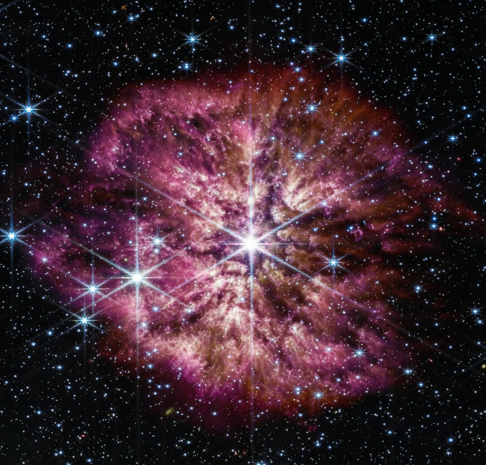 A estrela Wolf-Rayet 124 iniciou seu processo de morte e em breve será uma supernova. — Foto: Reprodução/Nasa