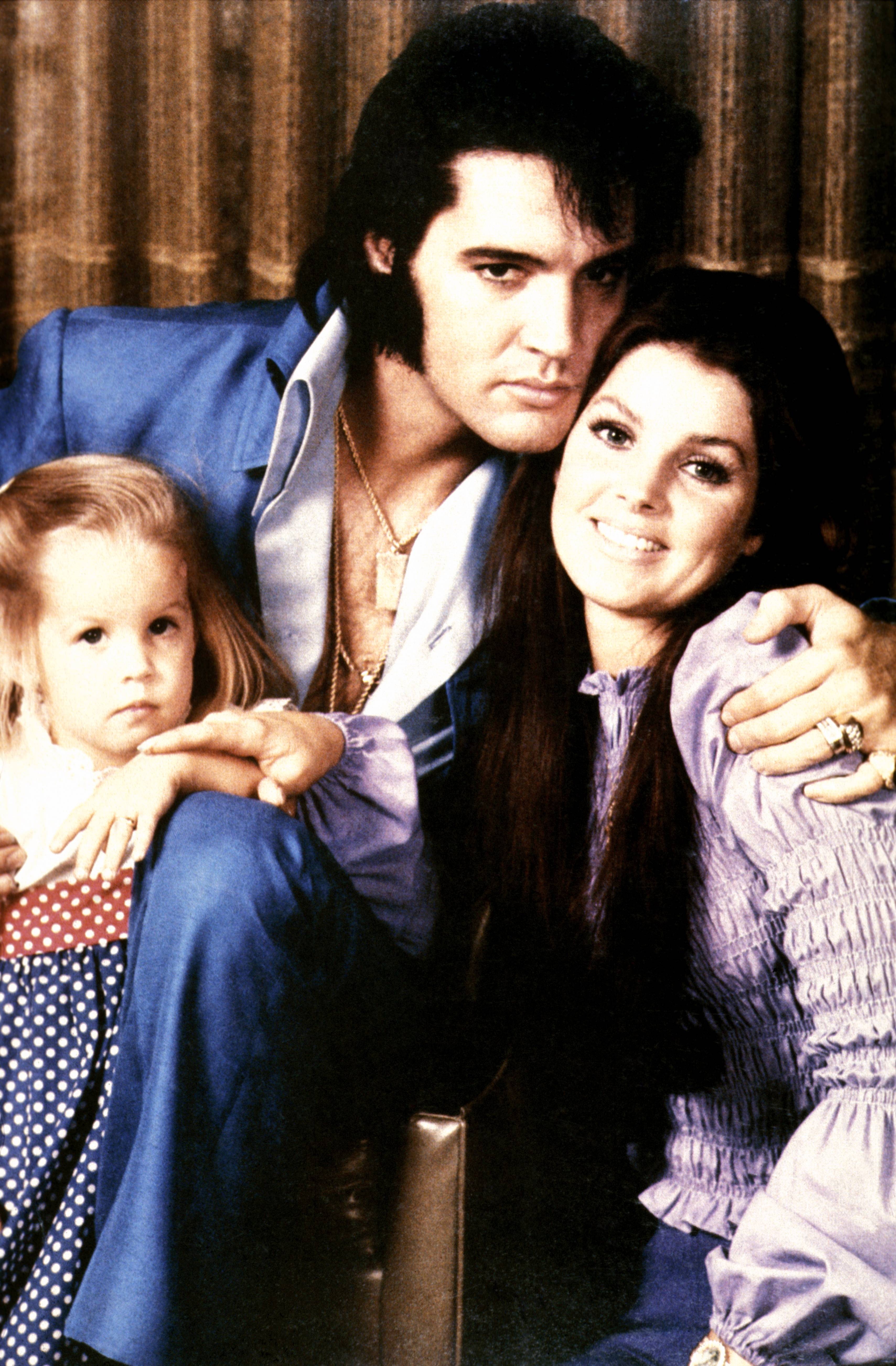 Elvis Presley com a então esposa Priscilla e a filha Lisa-Marie em foto de 1970 (Foto: Getty Images)